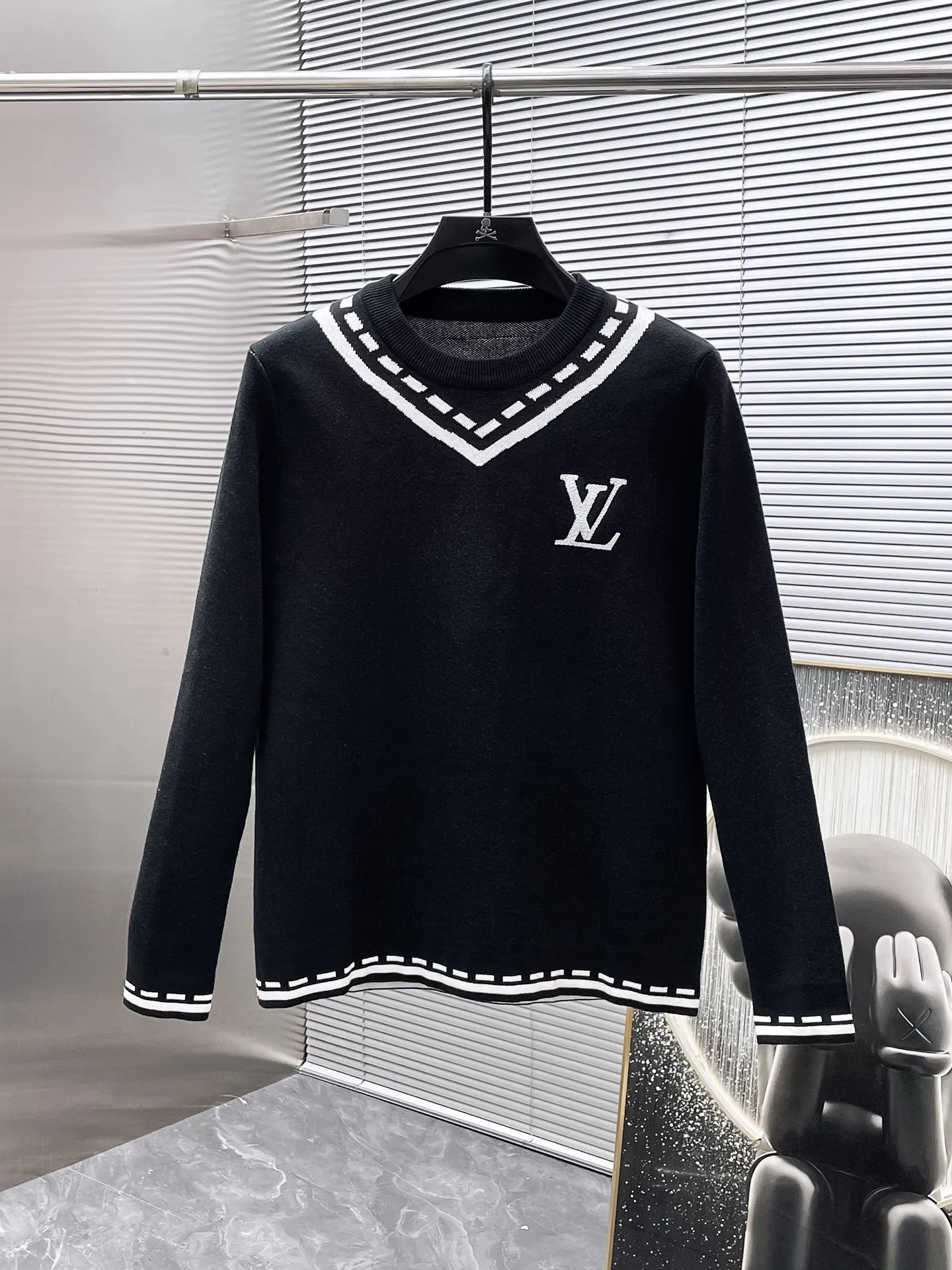 🅿️440 Louis Vuitton LV 2025ss new wool blended round neck long-sleeved sweater cardigan bottoming sweater, high-end version! The custom-made fabrics at the counter are highly breathable and comfortable, with impeccable details and brand element design concepts, reflecting high quality. It feels delicate and soft! It presents a casual cut and the upper body shape is great! 🐉Code size: M-3XL